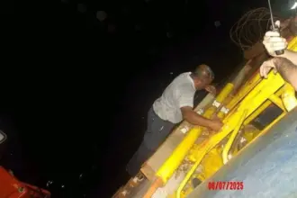 هجوم بحري بصواريخ ومسيّرات على سفينة قبالة ميناء الحديدة