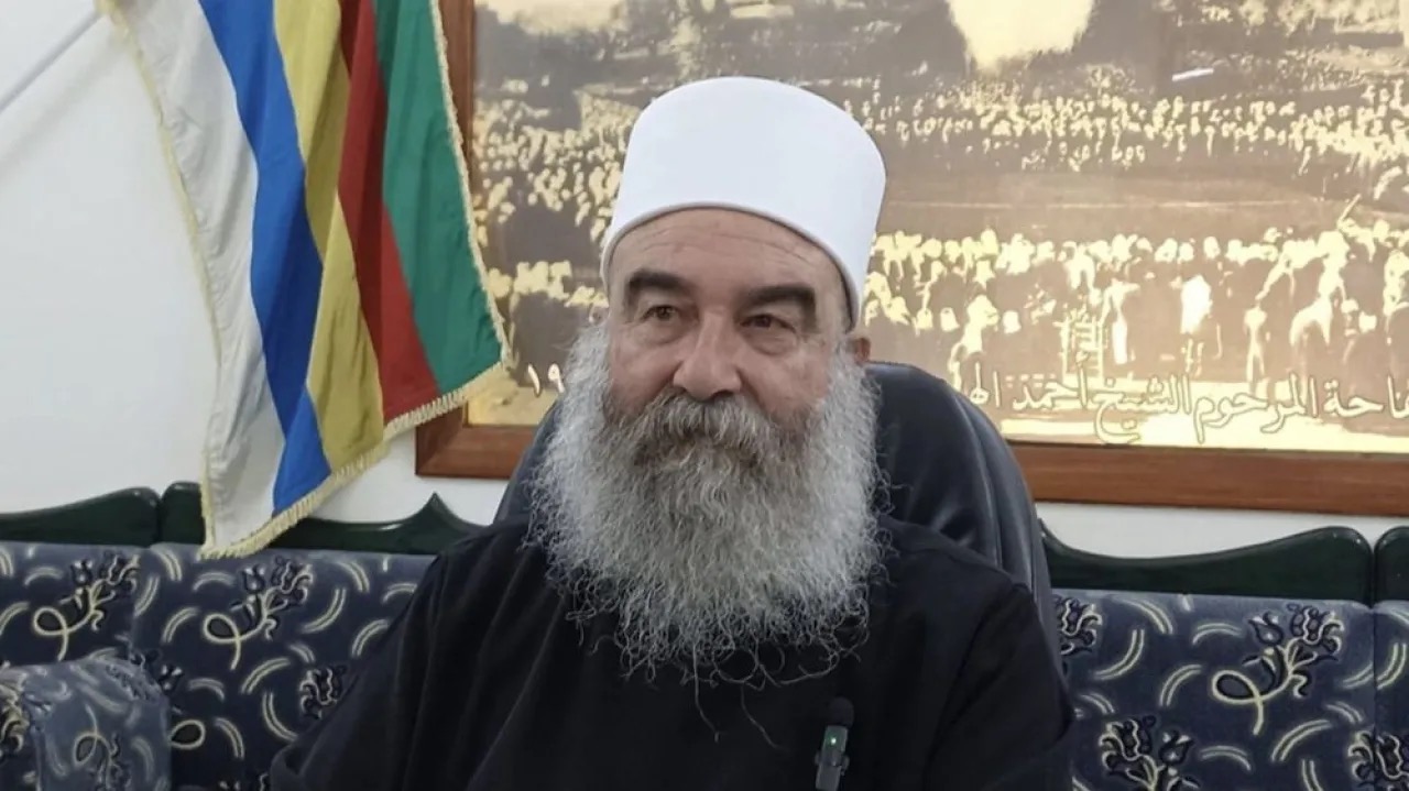 الشيخ حكمت الهجري يتراجع عن بيان الترحيب بدخول الجيش إلى سوريا