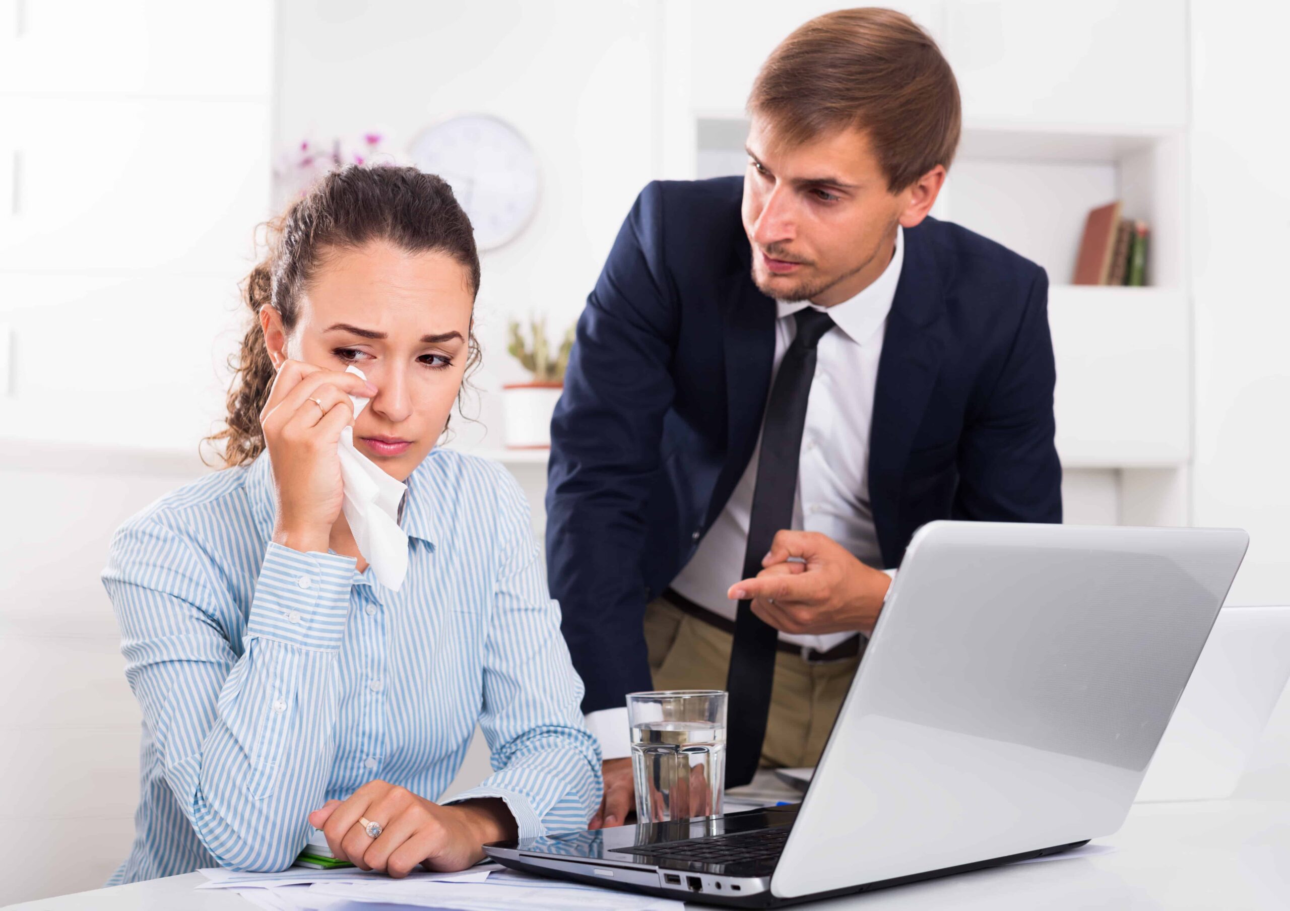 هل البكاء في العمل قوة أم ضعف؟