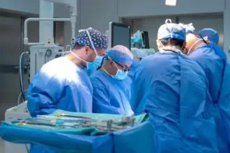 عُمان تنجح في أول عملية دماغية بتقنية "الجمجمة المفتوحة أثناء اليقظة"