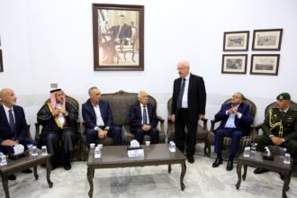 مندوبا عن الملك وولي العهد... العيسوي يعزي آل سليمان