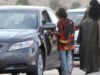 فتاة تبتز شاباً عند إشارة المرور بسبب دينار واحد!