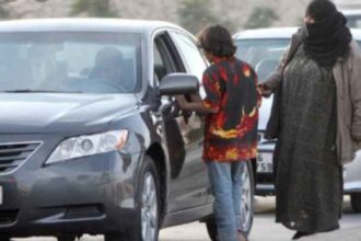 فتاة تبتز شاباً عند إشارة المرور بسبب دينار واحد!