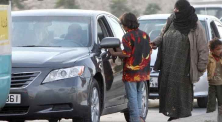 فتاة تبتز شاباً عند إشارة المرور بسبب دينار واحد!