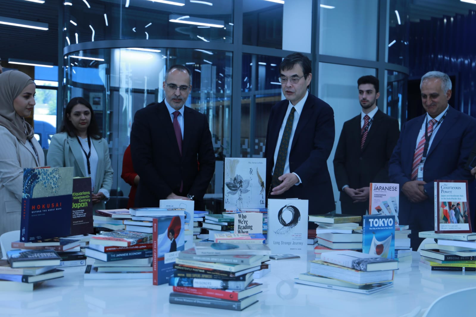 مشروع "اقرأ اليابان": تعزيز التبادل الثقافي من خلال التبرع بالكتب لجامعة الحسين التقنية