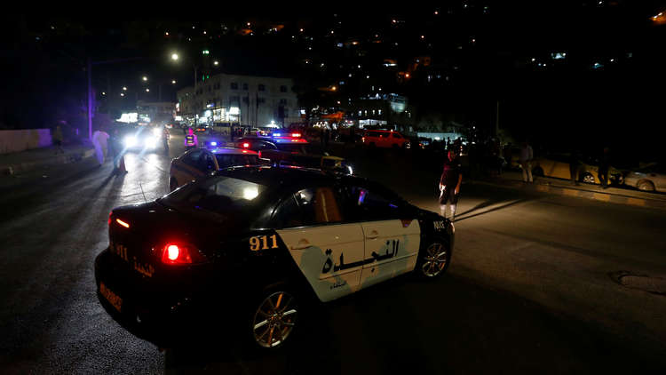 القبض على أربعة ملثمين نفذوا سطوًا مسلحًا على مستثمر وسرقوا 7 آلاف دينارفي إربد
