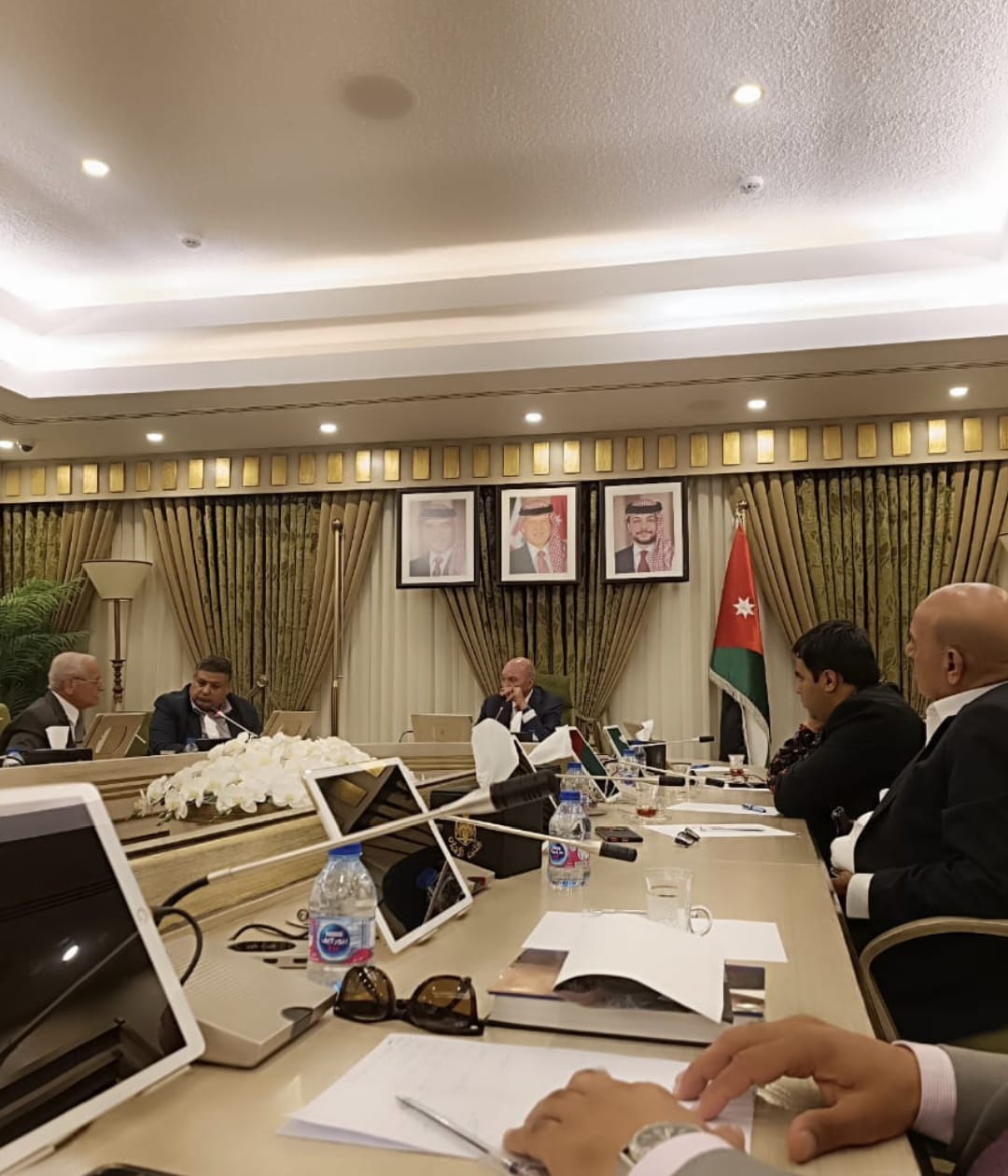 الفايز يلتقي خبراء أردنيين ويؤكد أهمية الجهود الوطنية لمعالجة التحديات الاقتصادية والمائية
