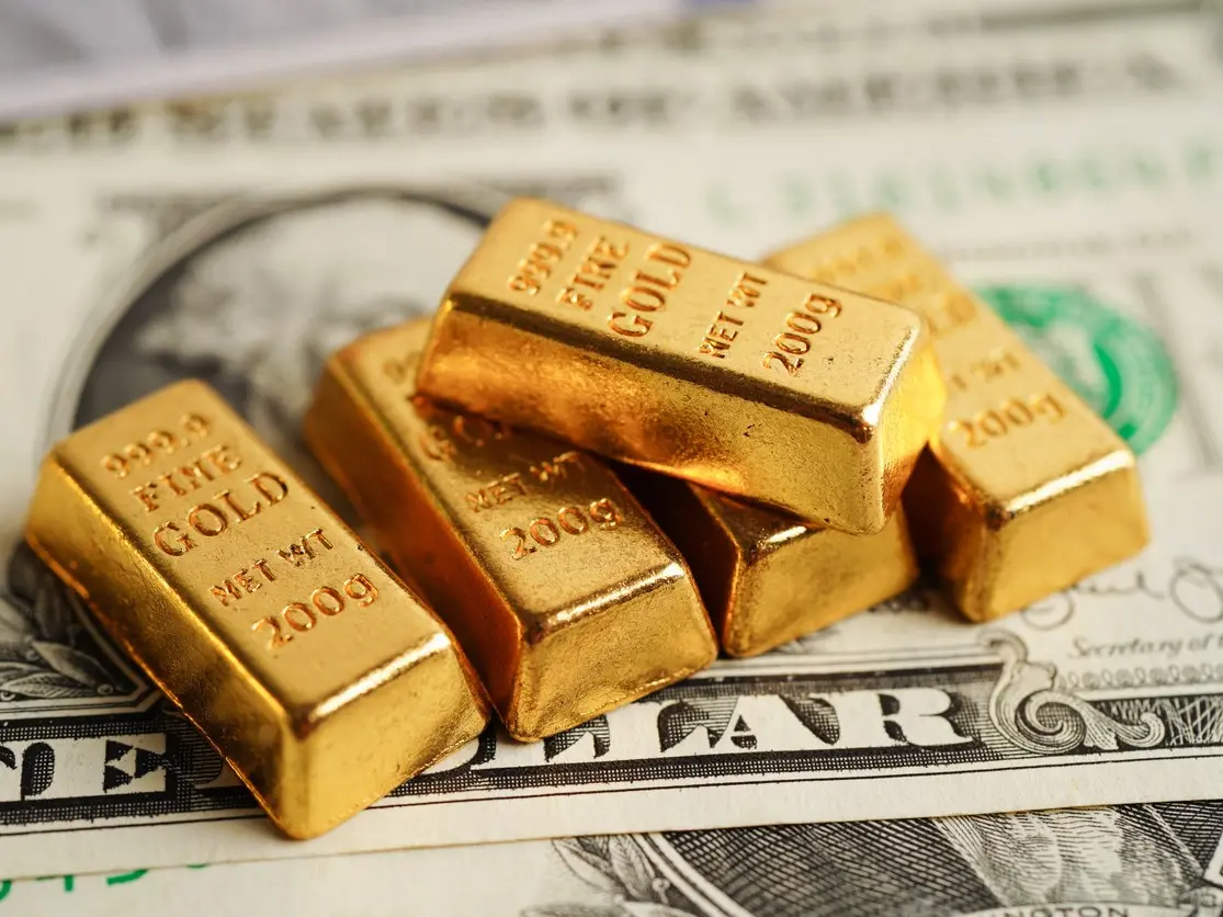 أسعار الذهب تتراجع عالميًا مع صعود الدولار وتهديدات ترامب