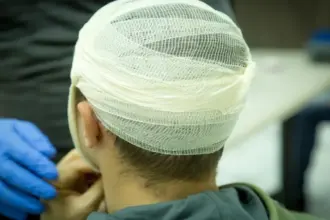 عاجل | شاب يتلقى ضربة مدمرة على الرأس في ماركا وحالته حرجة جداً