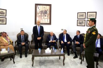مندوبا عن الملك وولي العهد... العيسوي يعزي الحمود والشمايلة