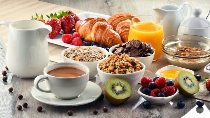 هل تخطي وجبة الإفطار يدمّر صحتك دون أن تشعر؟