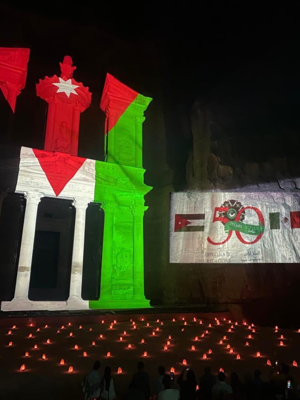 البترا تحتفي باليوبيل الذهبي للعلاقات الأردنية المكسيكية بإضاءة الخزنة بألوان العلم المكسيكي