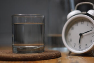صيام الماء يجتاح المنصات.. هل نخسر الدهون أم العافية؟
