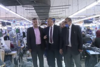 محافظ الطفيلة يتفقد مصنع الألبسة الجاهزة في منطقة أرويم