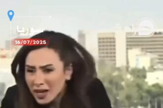 عاجل | بالفيديو هلع مذيعة على الهواء مباشرة أثناء قصف محيط قيادة الأركان السورية في دمشق