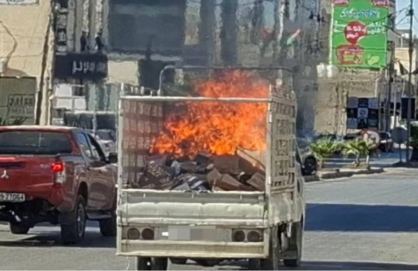 احتراق مركبة شحن في مأدبا