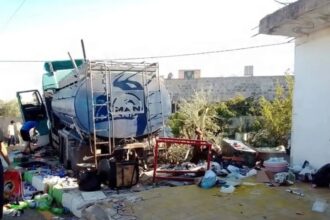 انحراف صهريج مياه واصطدامه بمحل تجاري في الرمثا