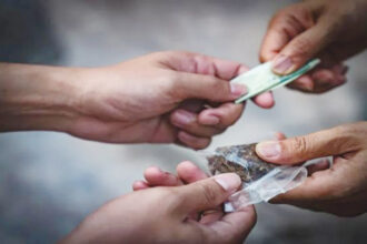السجن 10 سنوات لآسيوي بتهمة الاتجار بالمخدرات في البحرين