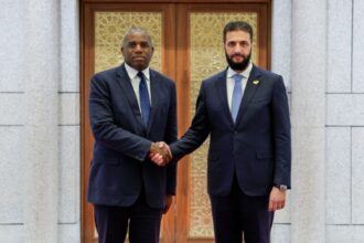 بريطانيا تعيد علاقاتها مع سوريا بعد 14 عاماً وتعلن عن مساعدات إنسانية