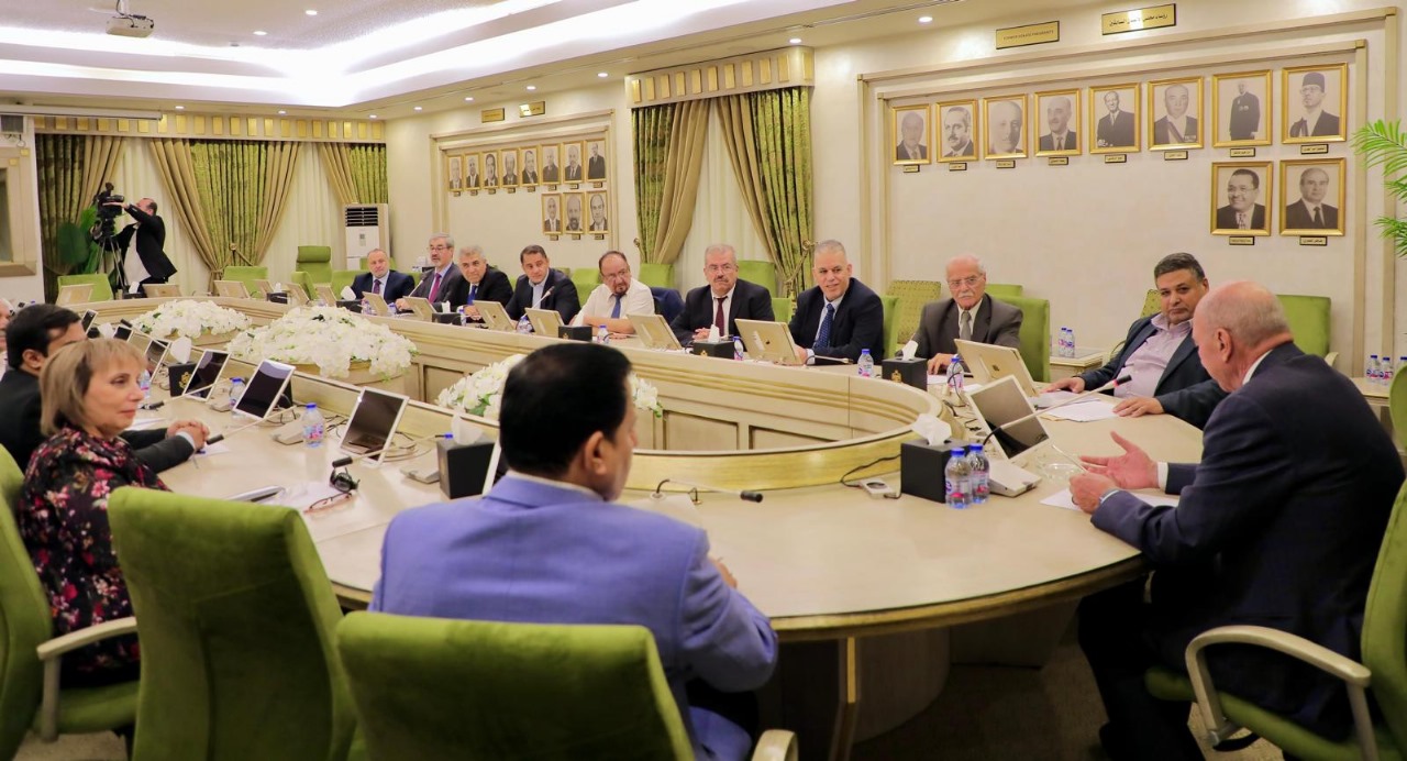 الفايز يلتقي خبراء أردنيين ويؤكد أهمية الجهود الوطنية لمعالجة التحديات الاقتصادية والمائية