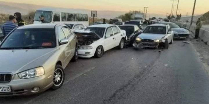 تصادم 4 مركبات بشارع الأردن يتسبب في أزمة سير خانقة