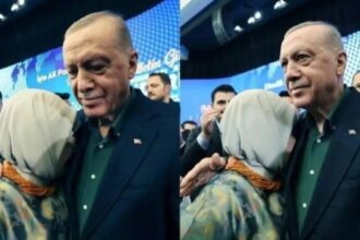 لحظة مؤثرة.. أردوغان يحتضن زوجته خلال أهم خطاب للدولة التركية