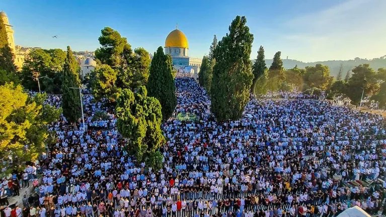 40 ألف مصلٍ يتحدون قيود الاحتلال ويؤدون صلاة الجمعة بالأقصى