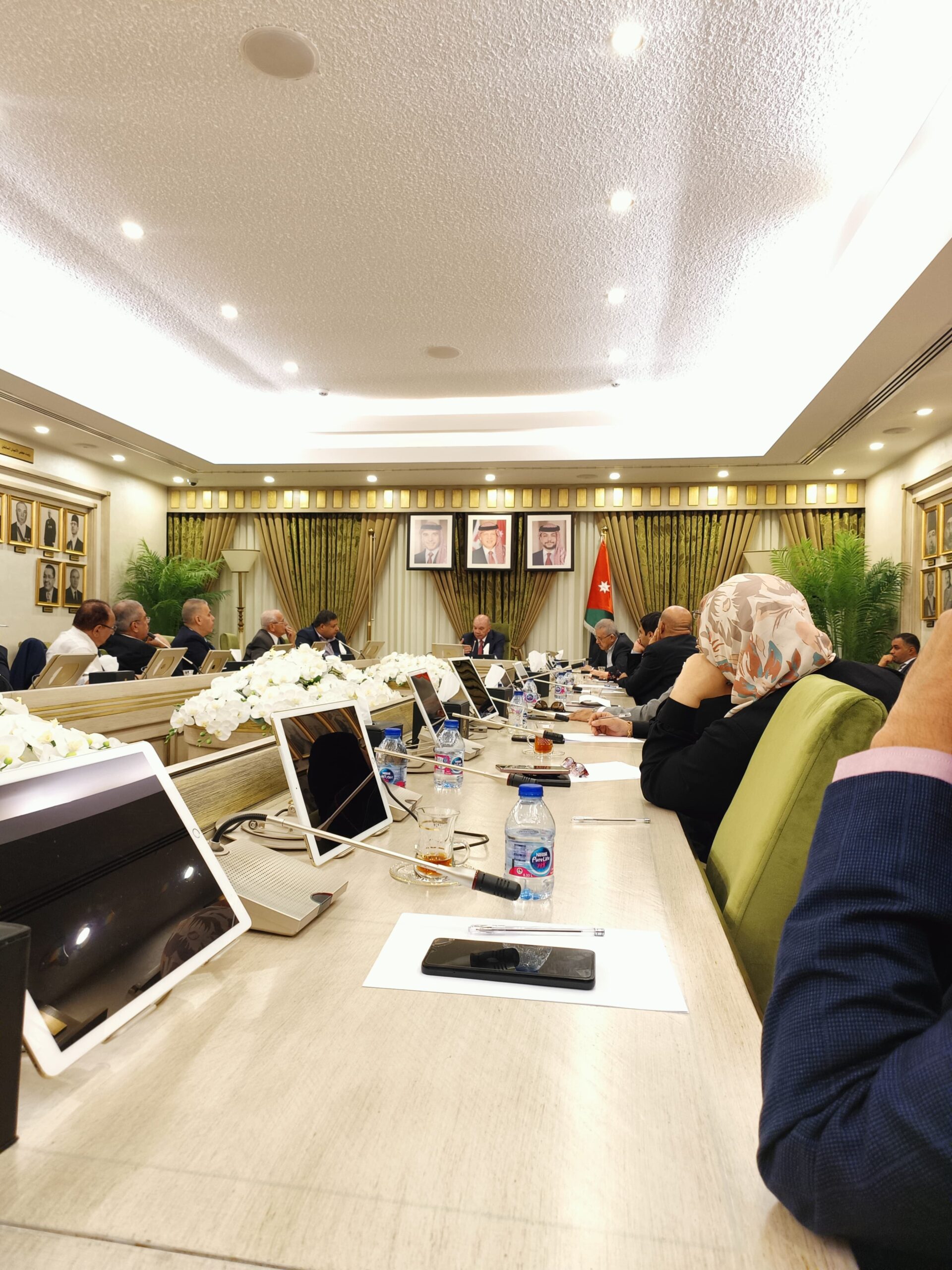الفايز يلتقي خبراء أردنيين ويؤكد أهمية الجهود الوطنية لمعالجة التحديات الاقتصادية والمائية