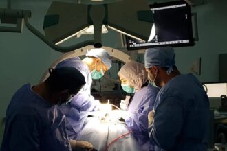 نجاح عملية جراحية نادرة في مستشفى الزرقاء الحكومي لمريض بحالة حرجة