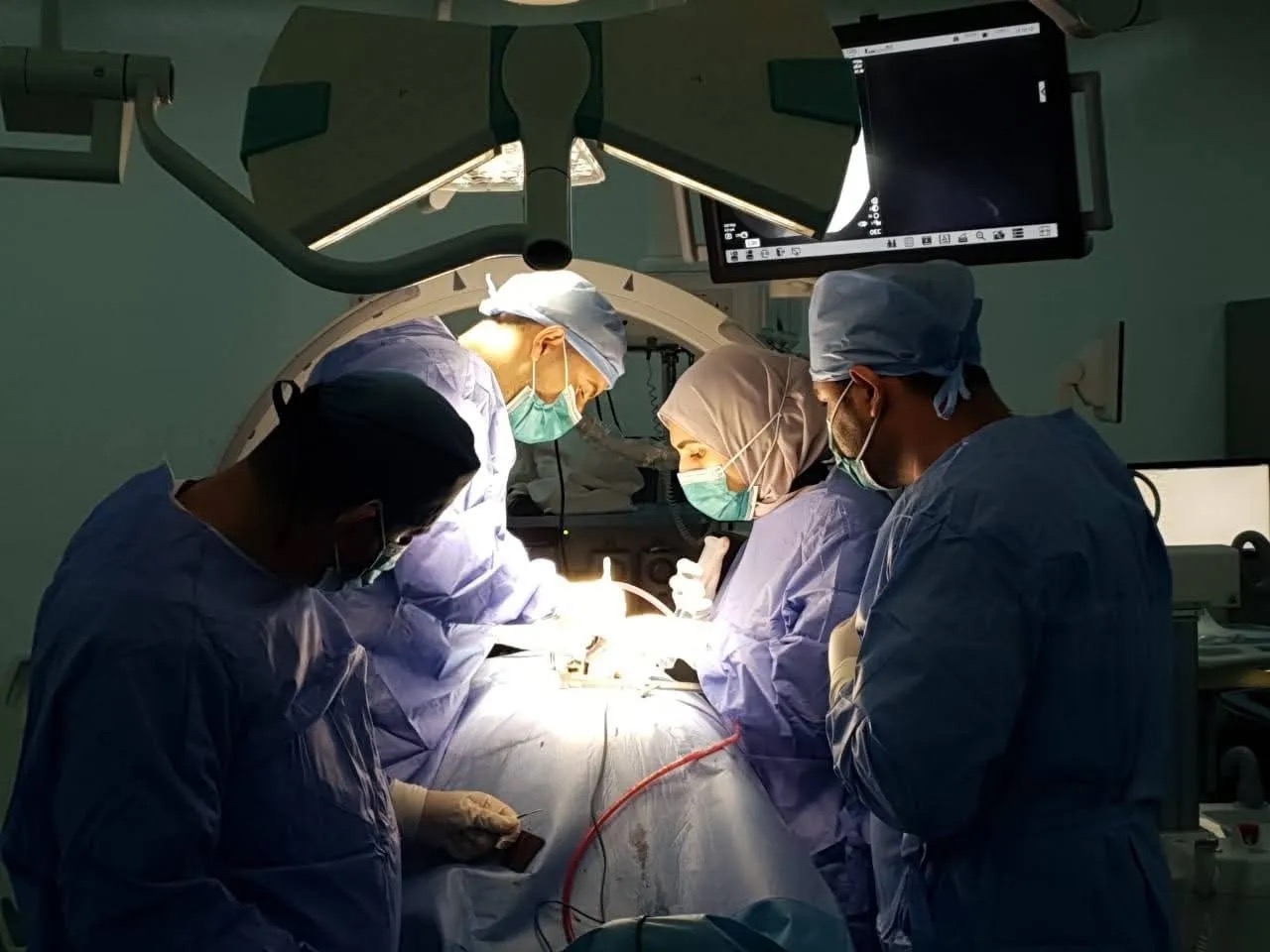 نجاح عملية جراحية نادرة في مستشفى الزرقاء الحكومي لمريض بحالة حرجة