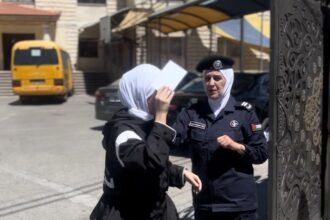 بالفيديو .. أمهات الطلبة : " بغض النظر عن التوجيهي! هذه الشرطية يجب ان تكرم"