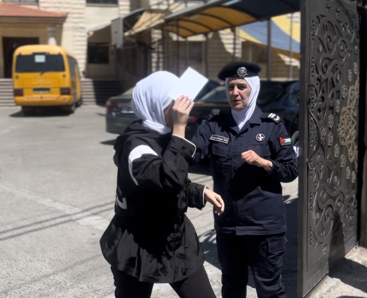بالفيديو .. أمهات الطلبة : " بغض النظر عن التوجيهي! هذه الشرطية يجب ان تكرم"