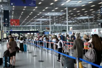 إضراب يلغي 1500 رحلة ويعطل سفر الركاب في فرنسا