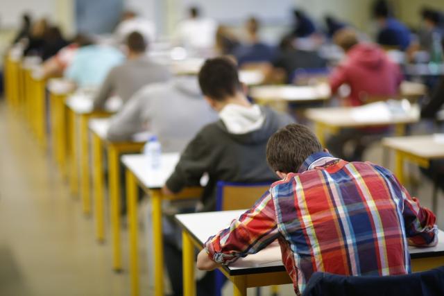 طلبة التوجيهي يواصلون التقدم للامتحانات في يومها السادس