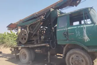 ضبط حفارة وردم بئر مخالفة في الشونة الجنوبية
