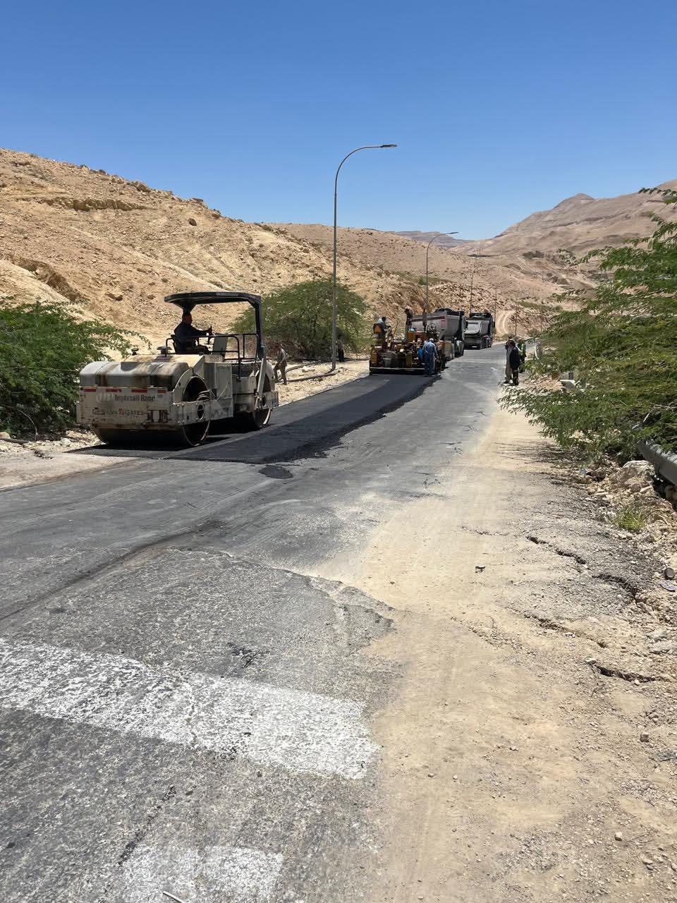 الأشغال: إصلاح مؤقت لهبوط مفاجئ على طريق الموجب