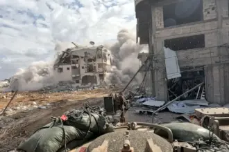 اشتباكات عنيفة في خان يونس.. ومروحيات إسرائيلية تهبط وسط قصف مكثف