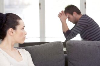 ما حقيقة قيام زوجة مسؤول رفيع بتسيير أعماله !؟