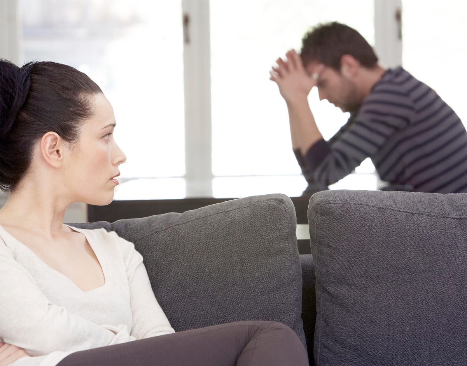 ما حقيقة قيام زوجة مسؤول رفيع بتسيير أعماله !؟