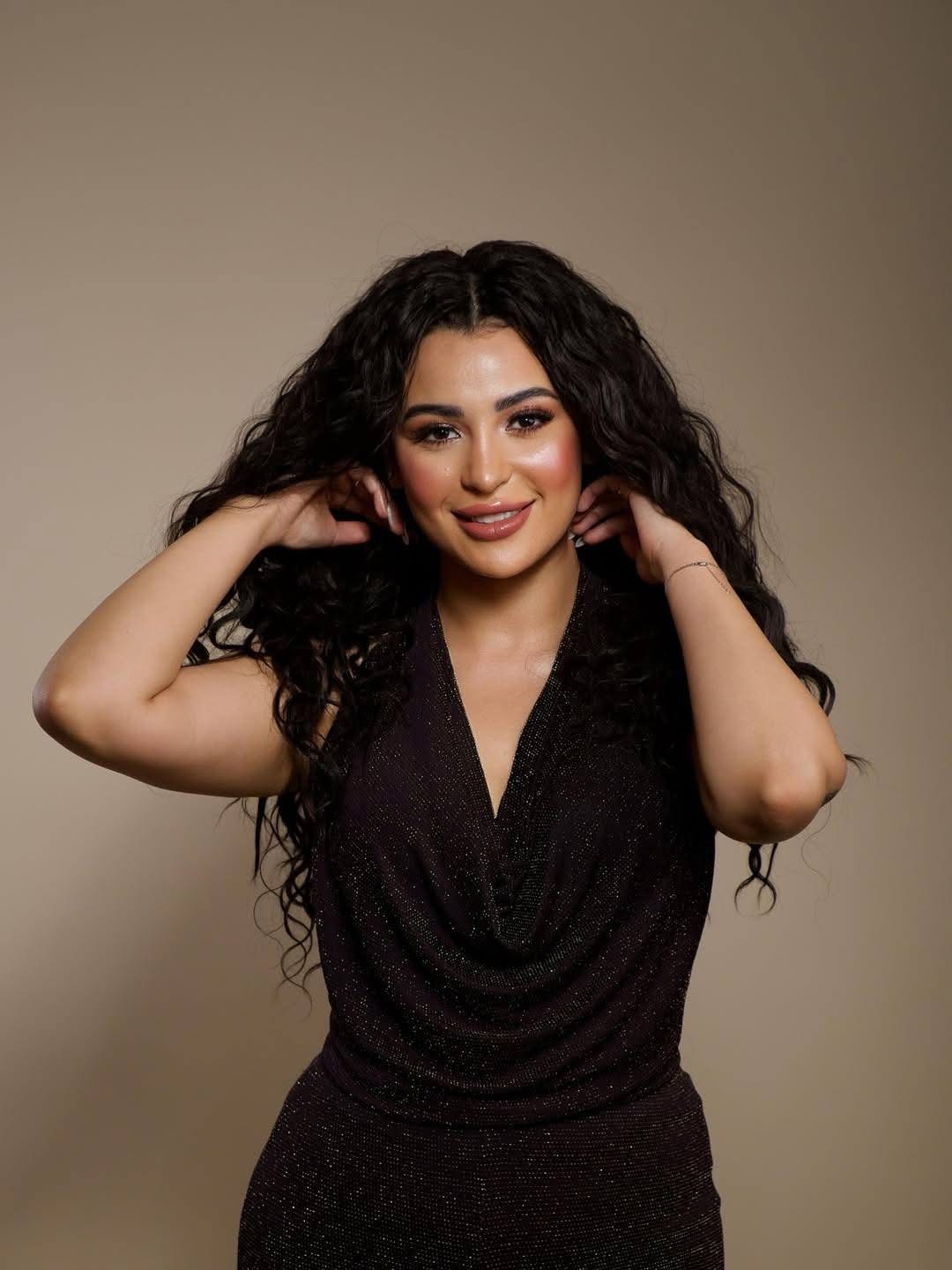 فنانة تبكي على الهواء: "حبيبي السابق يطاردني.. أنقذوني!"
