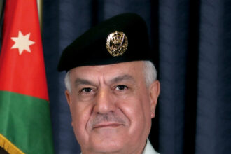 الحنيطي يلتقي قائد القيادة المركزية الأميركية لبحث التعاون العسكري