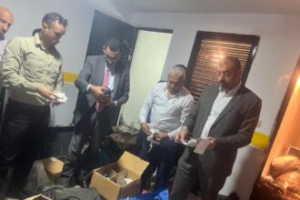 شاهدوا مهيدات أثناء مداهمة فريق من الغذاء والدواء شقة لتصنيع مستحضرات التجميل