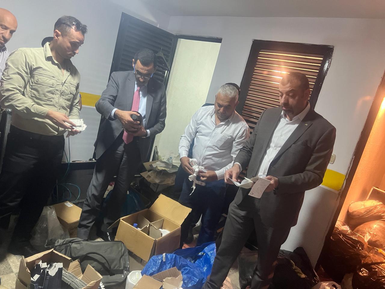 شاهدوا مهيدات أثناء مداهمة فريق من الغذاء والدواء شقة لتصنيع مستحضرات التجميل