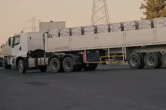 الأردن يرسل قافلة مساعدات غذائية تعبر إلى شمال قطاع غزة