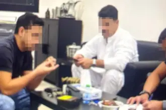 طبيب يخفي 64 طلقة في حقيبة زوجته بمطار الكويت… ونهاية صادمة