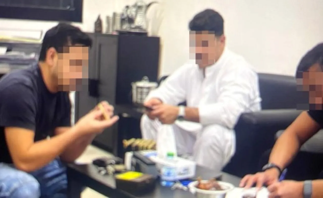 طبيب يخفي 64 طلقة في حقيبة زوجته بمطار الكويت… ونهاية صادمة