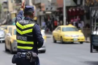 عاجل | تعطل مركبة شحن يسبب ازدحاماً خانقاً على طريق المطار
