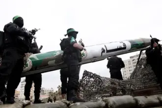 القسام تقصف مستوطنات وتجمعات عسكرية في غلاف غزة وخان يونس