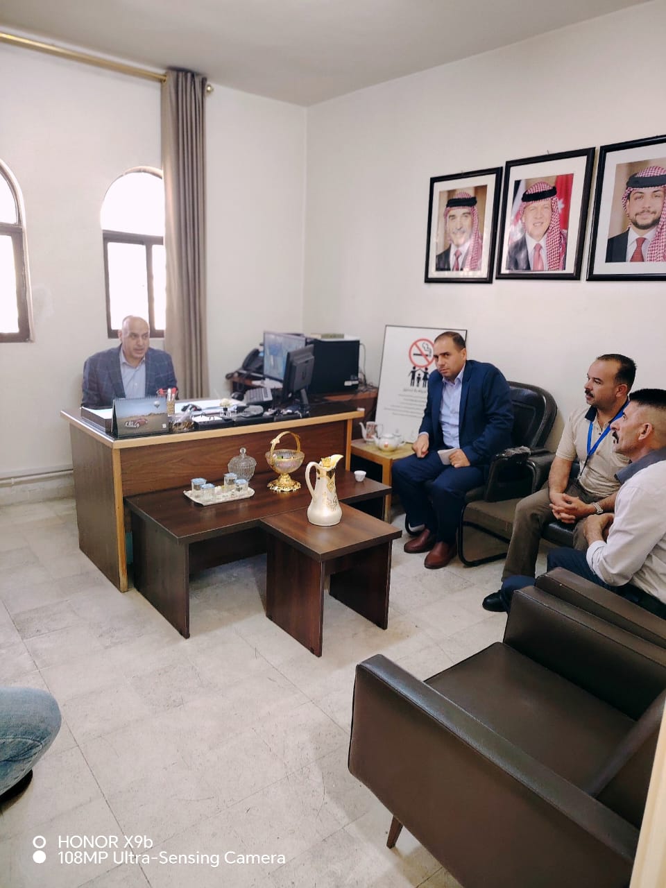 محافظ الطفيلة يتفقد مكتب الاحوال ببلدة العين البيضاء