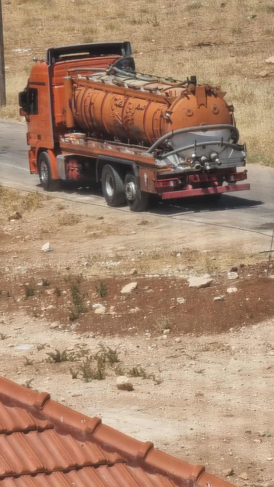بالفيديو صهريج نضح بلا لوحات يفرغ حمولته في وضح النهار بشفا بدران!